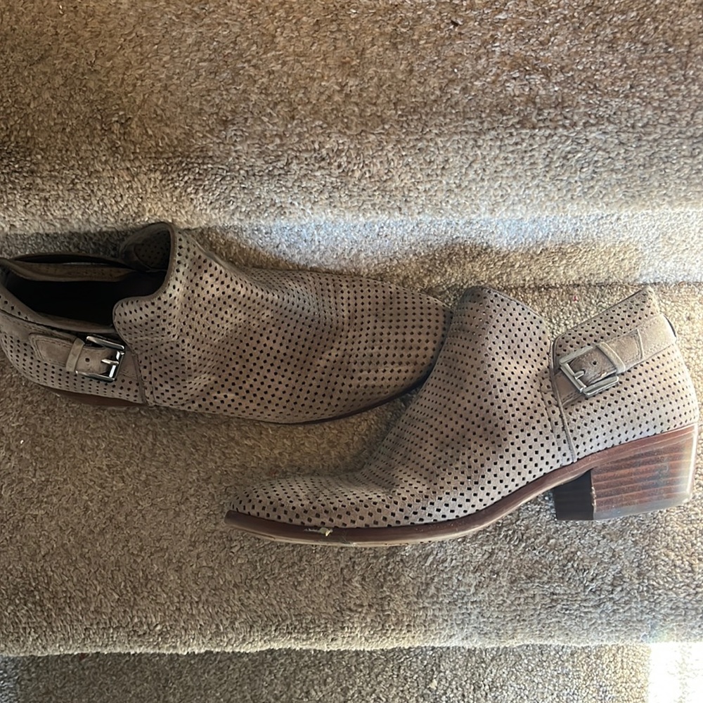 Pull on ankle boots